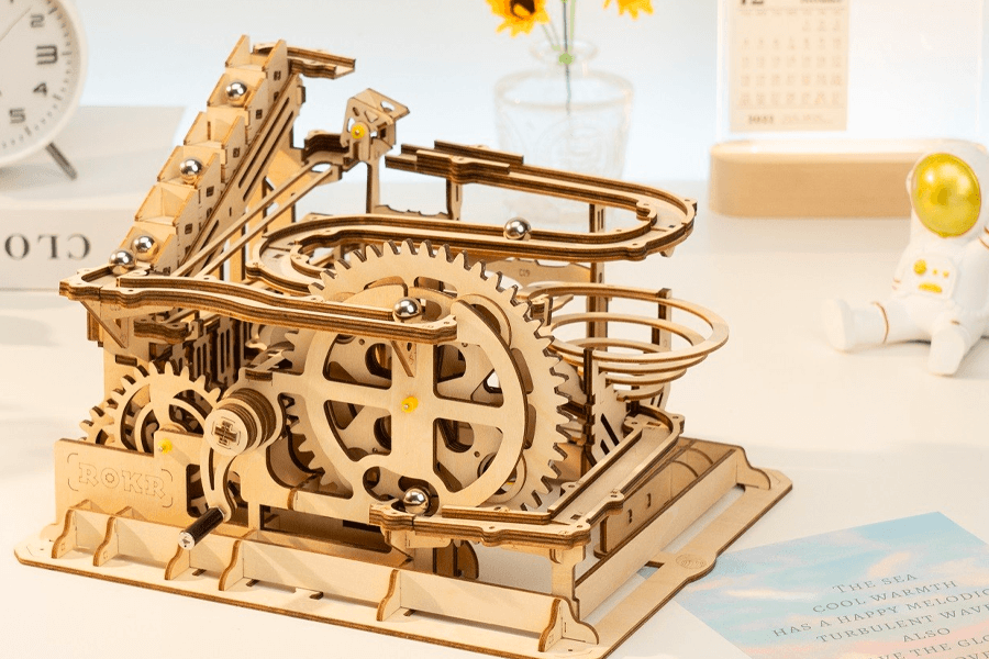 大人気のウッドパズルが自動でくるくる回るようになって発売！