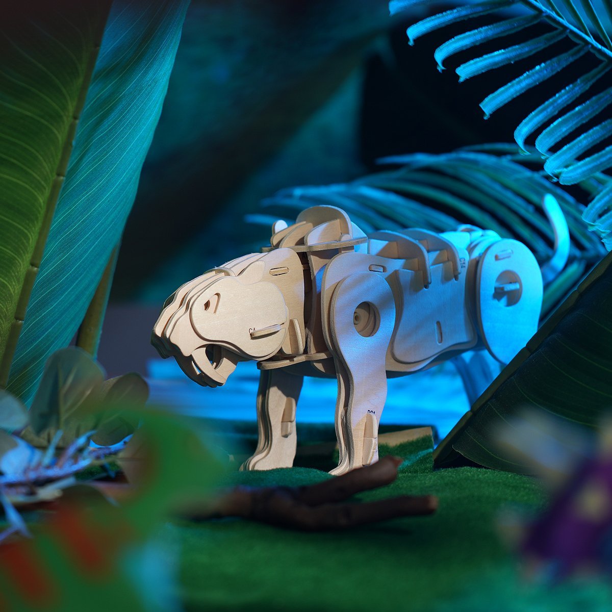 電池で動くサーベルタイガー - つくるんです